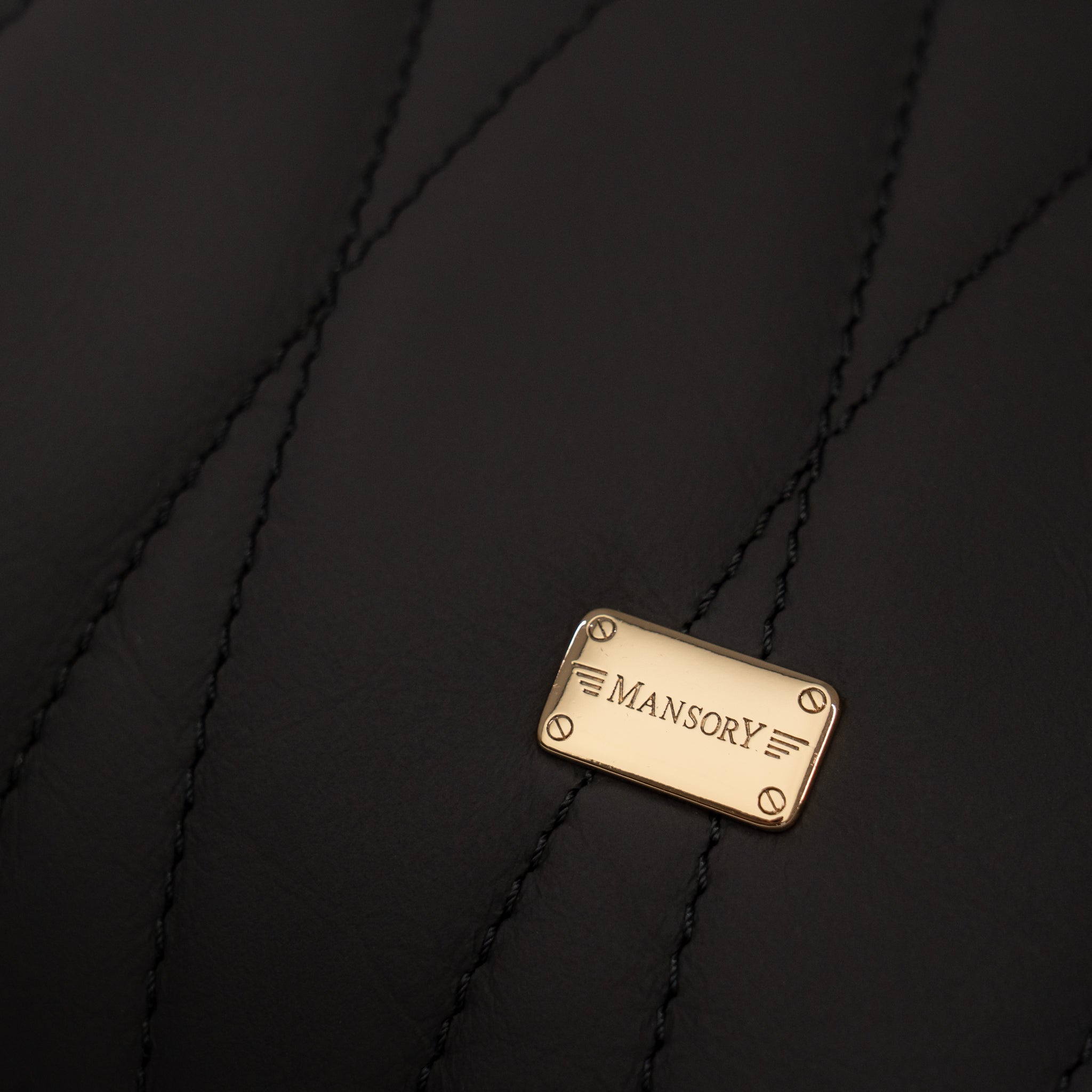 Almohada cosida MANSORY con logotipo dorado