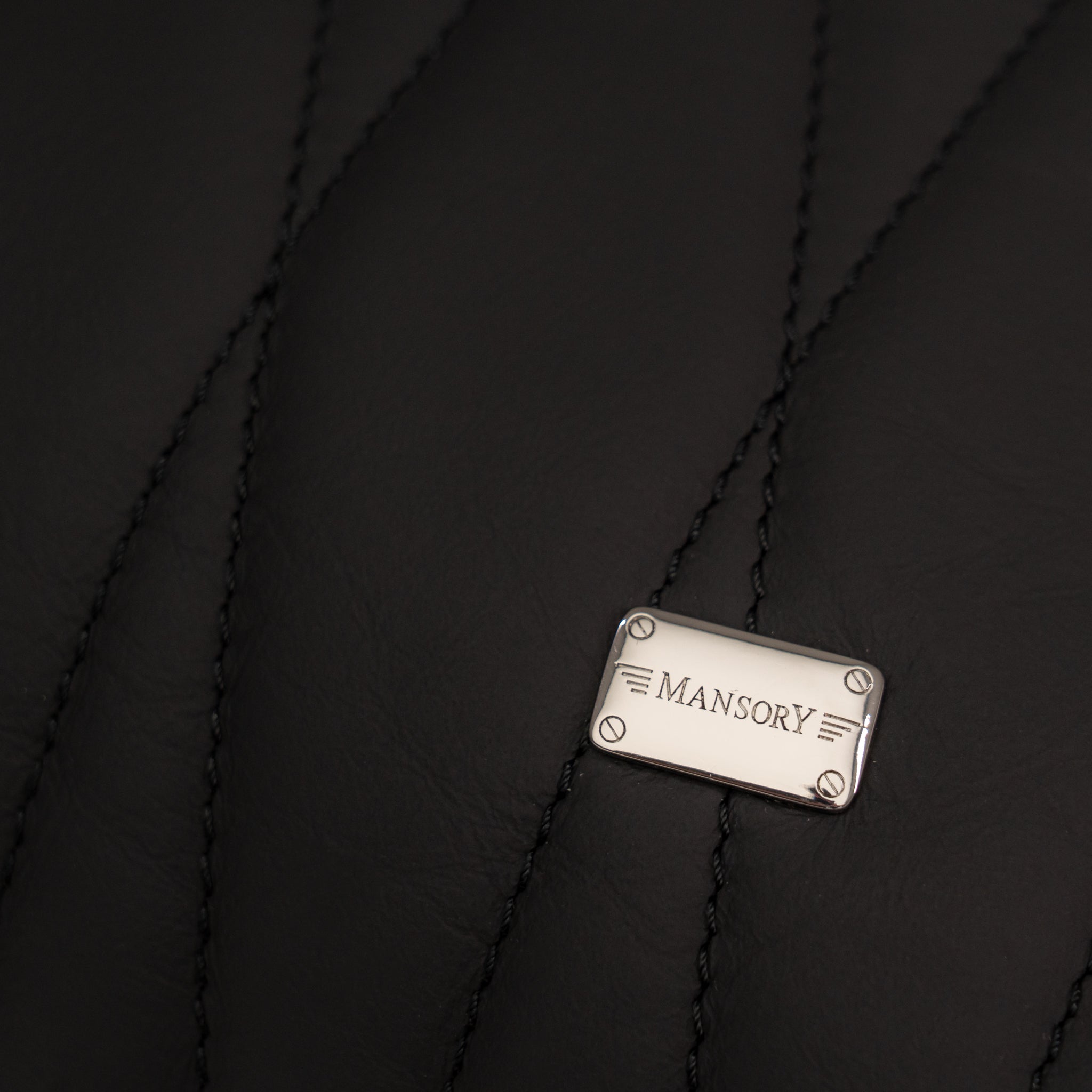 Almohada cosida MANSORY con logotipo dorado